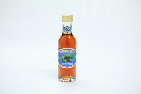 Mini bottle of 50ml of blackberry liqueur