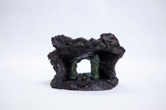 Presépio pedra de basalto com figuras em resina
