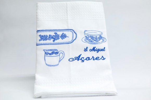 Comb cloth with traditional tableware sewed