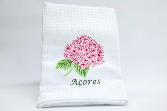 Comb cloth with sewed pink hydrangea